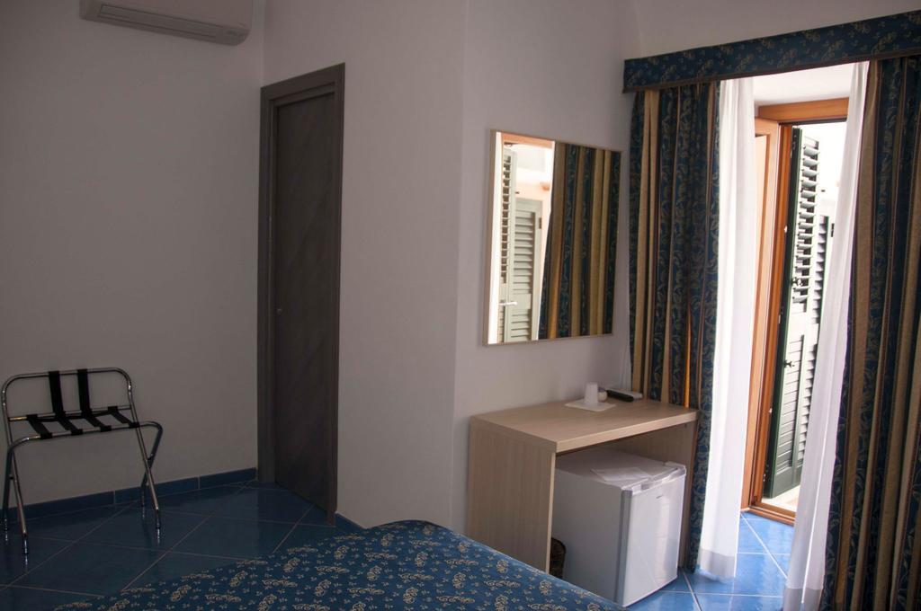 B&B La Terrazza Sul Porto Ponza Eksteriør bilde